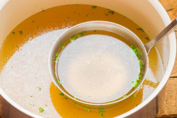 How To Add Moisture To Your Cat's Dry Food Using Healthy Bone Broth